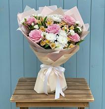 Букет цветов из:  Гвоздики, Орхидеи и Розы в Прималкинском