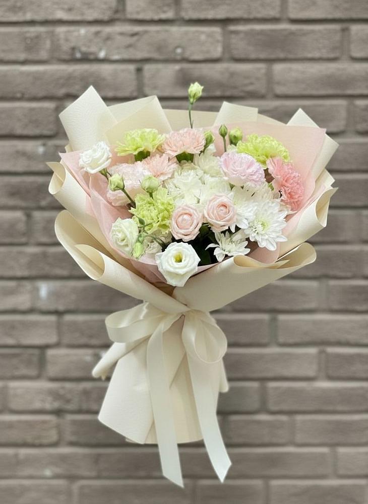 Букет цветов из: Гвоздики, Розы, Лизиантусы и Хризантемы в Прималкинском